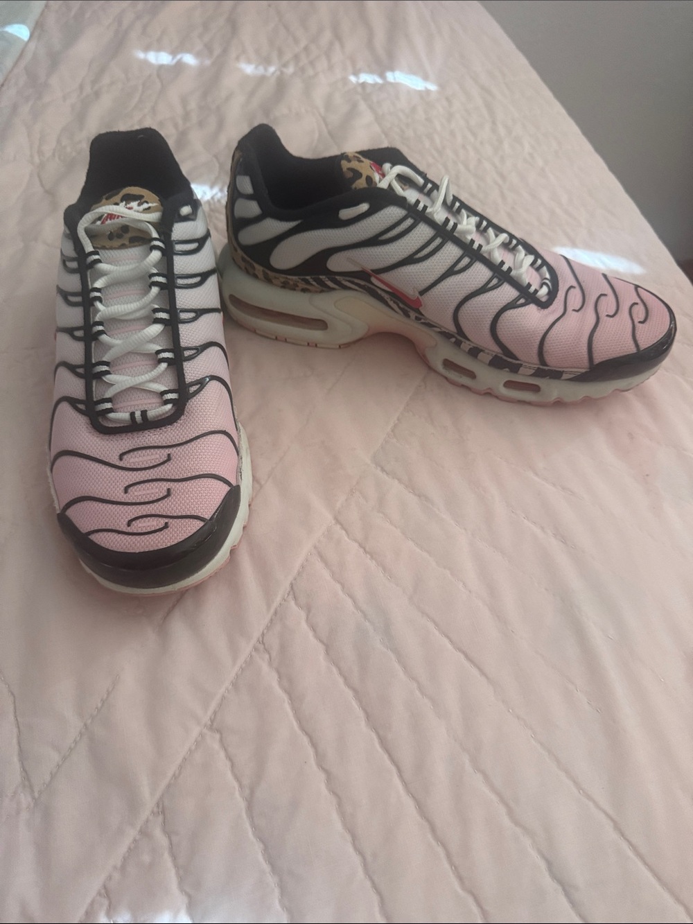 Nike Air Max Plus Pink, White & Black Wavy leopard Running Shoes